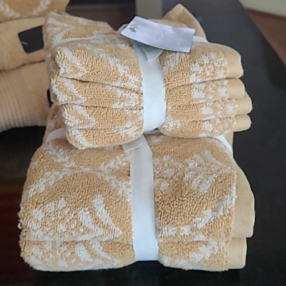 DKNY & LOFT Bath Towel Set
